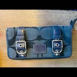 Great condition Coach wallet. Classic pattern.